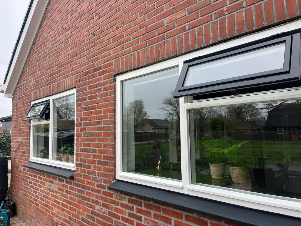Buitenwerk (detail) — Nog een beeld van hetzelfde project: nette afwerking en scherpe lijnen. N. Boersma Schilderwerken, Drachten.