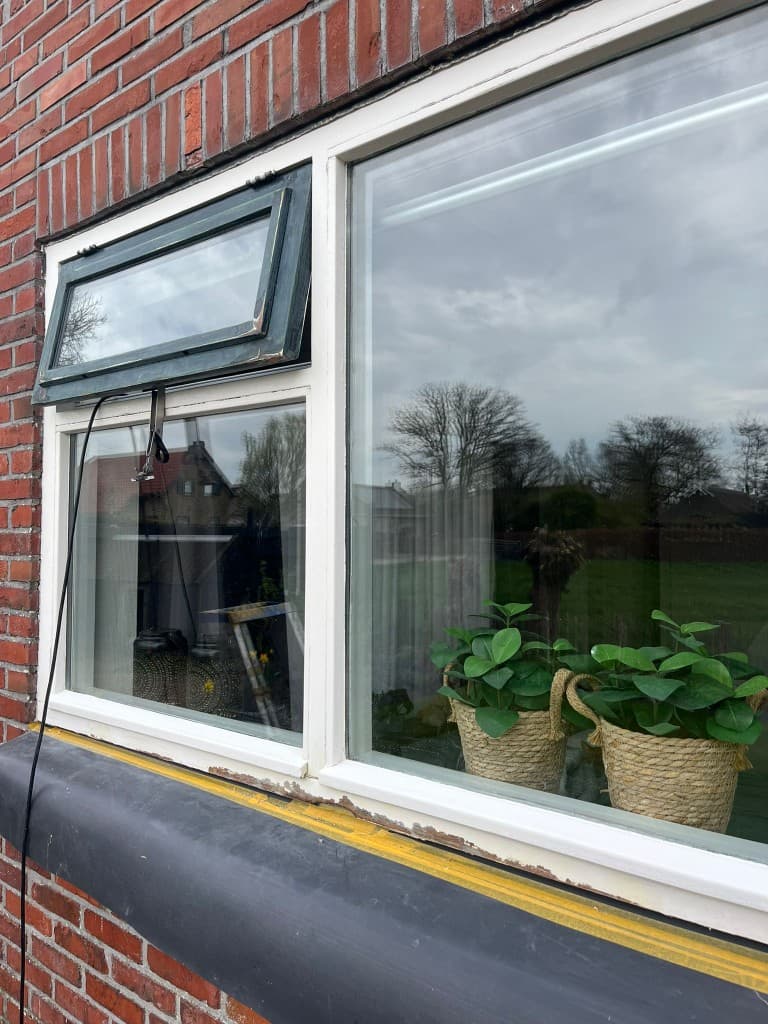 Buitenwerk: kozijnen (voor) — Oude verflagen en slijtage aan kozijnen — klaar voor strak buitenschilderwerk. N. Boersma Schilderwerken, Drachten.
