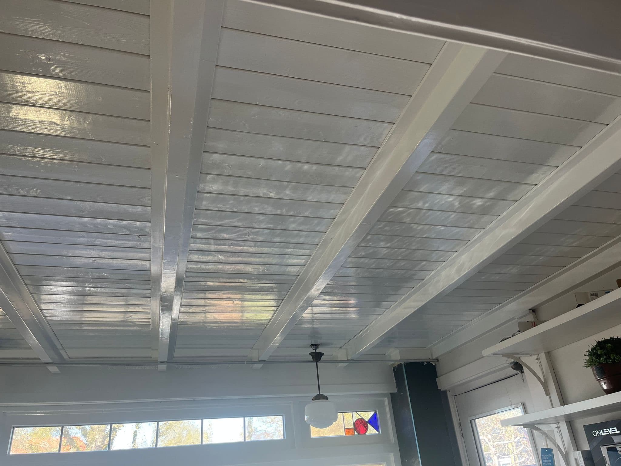 Plafond — Strak geverfd plafond, netjes afgewerkt. N. Boersma Schilderwerken, Drachten.