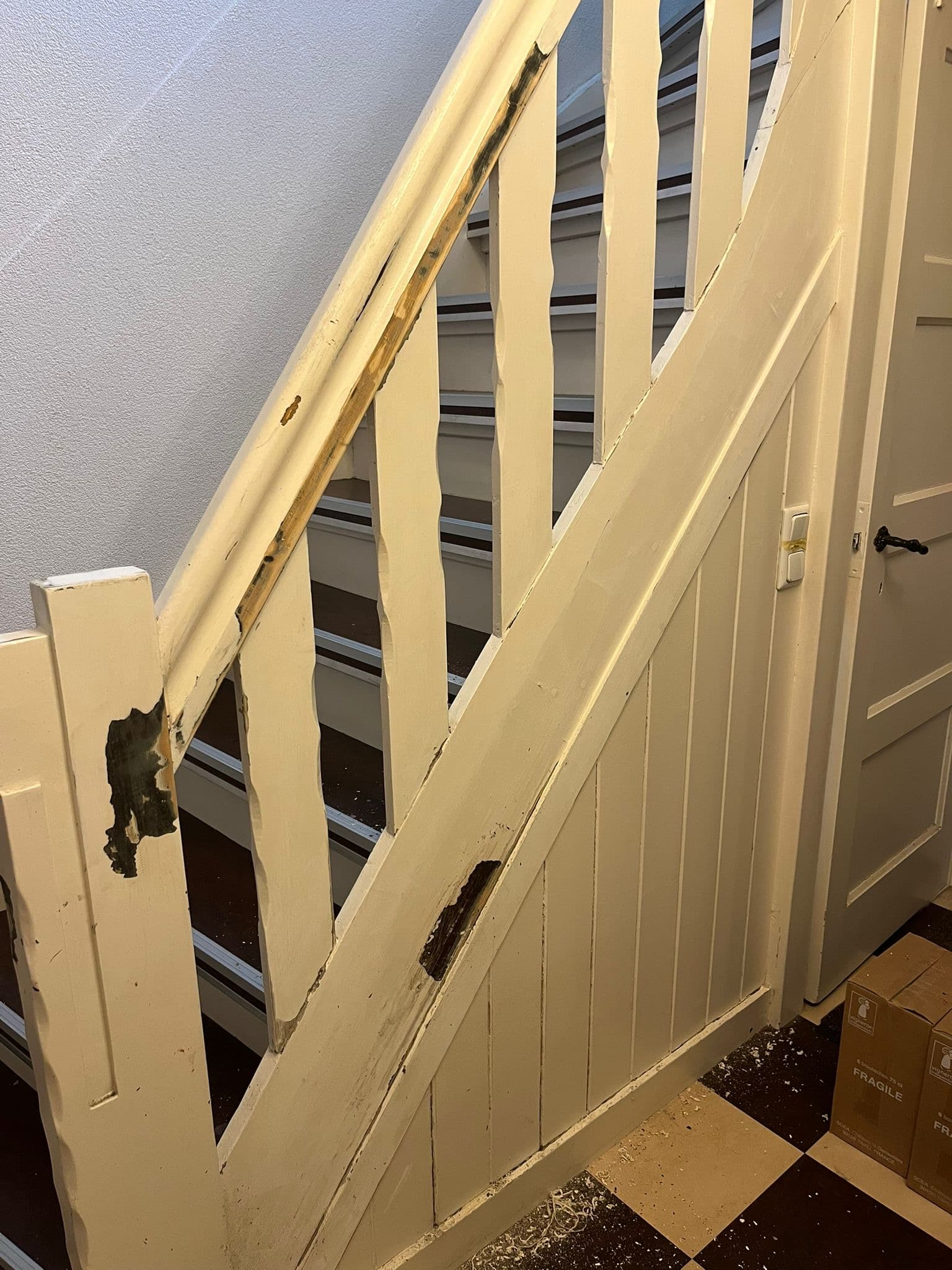 Project: trappenhal (voor) — Voorbereiding en oude verflagen: strak naar een duurzaam eindresultaat. N. Boersma Schilderwerken, Drachten.