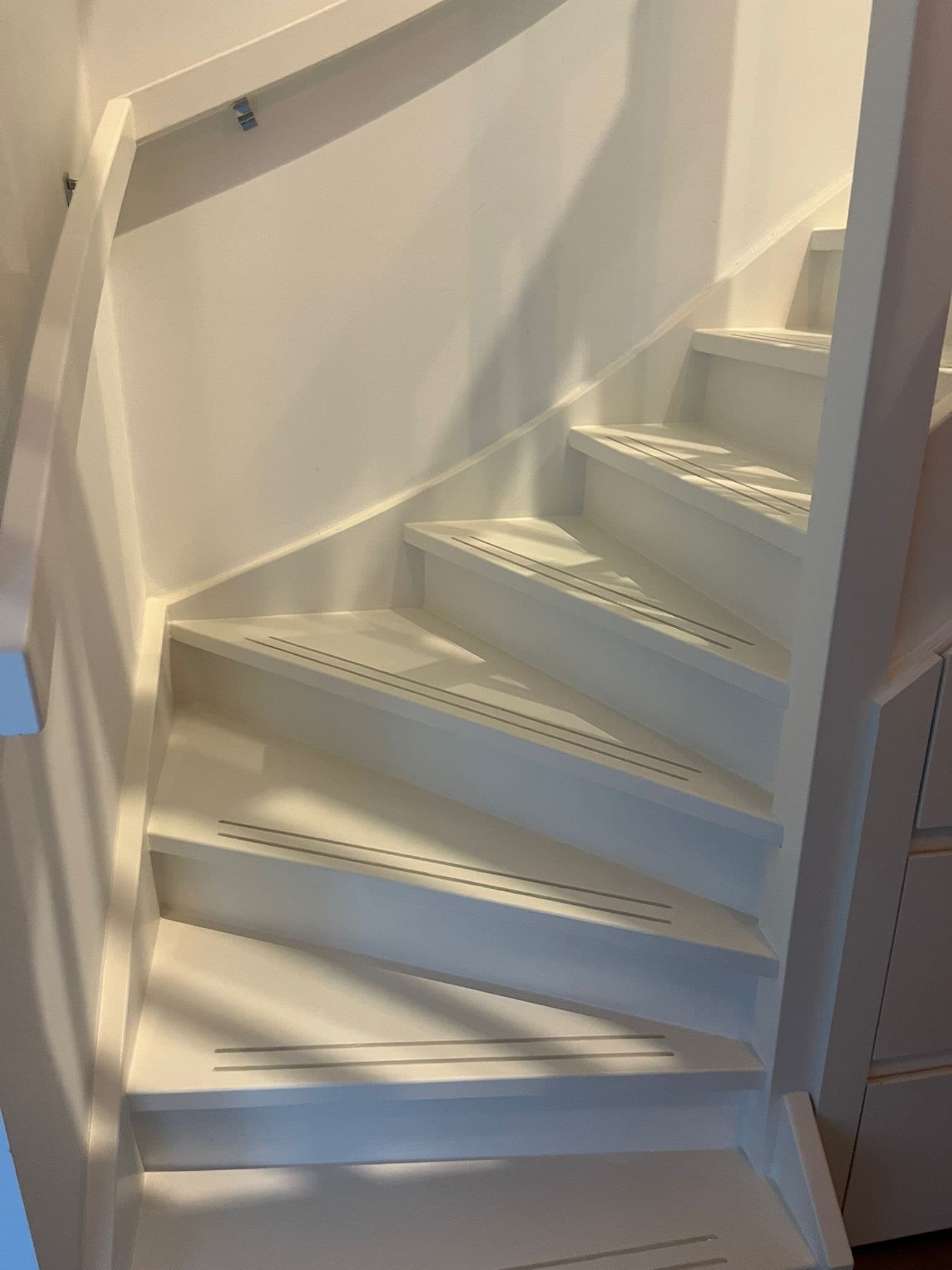 Detail (na) — Trap en trappenkast zijn voorzien van een vers likje verf. N. Boersma Schilderwerken, Drachten.