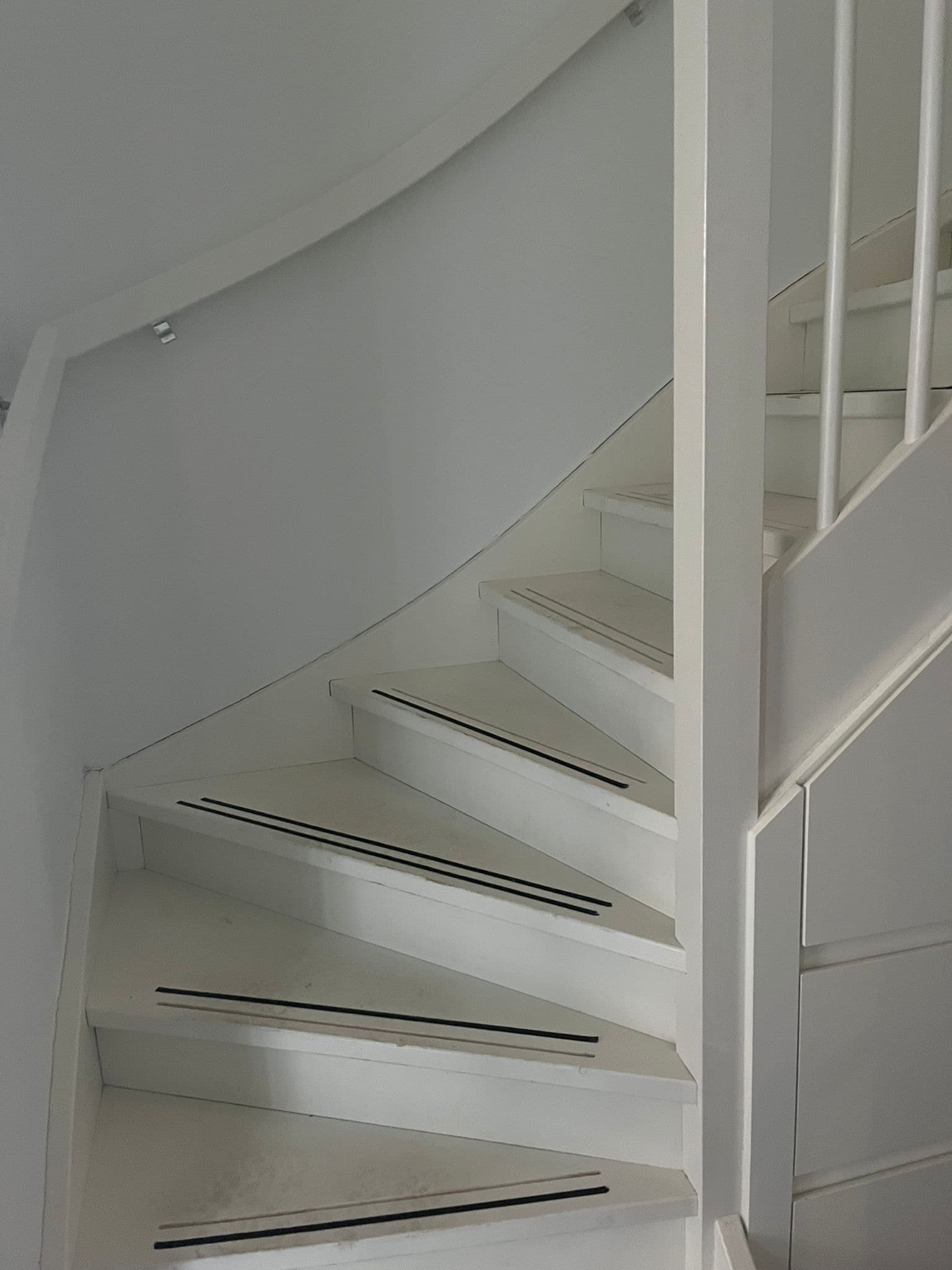 Detail (voor) — Trap en trappenkast klaar voor onderhoud en een vers likje verf. N. Boersma Schilderwerken, Drachten.