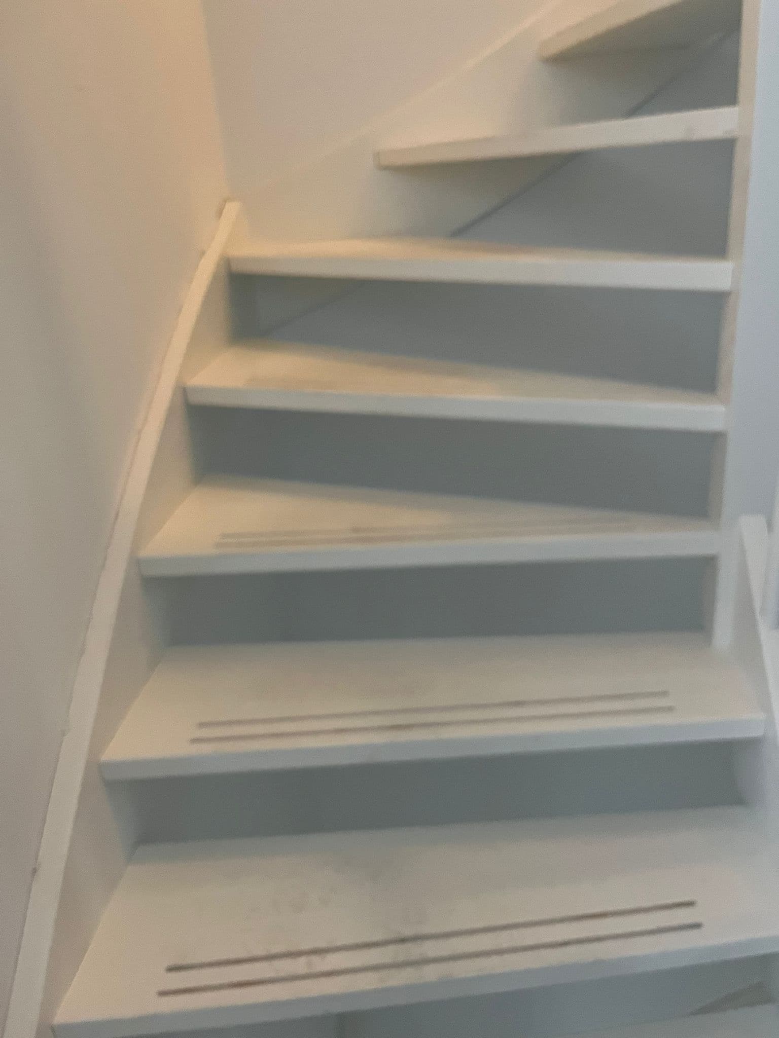 Binnenwerk (voor) — Traponderhoud en details vóór de behandeling. N. Boersma Schilderwerken, Drachten.